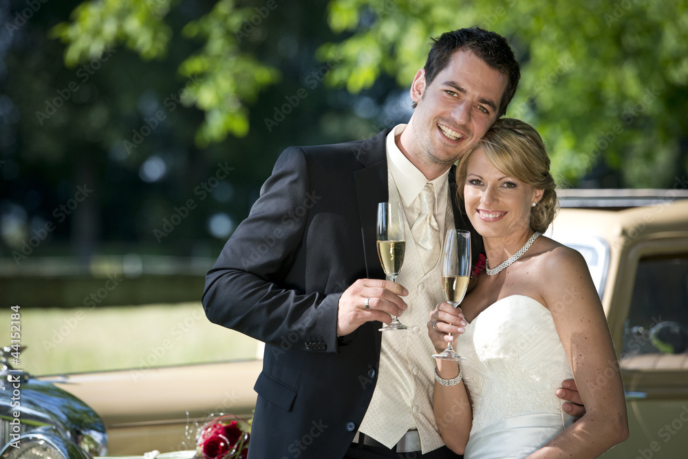 Hochzeitspaar-Sekt trinken.