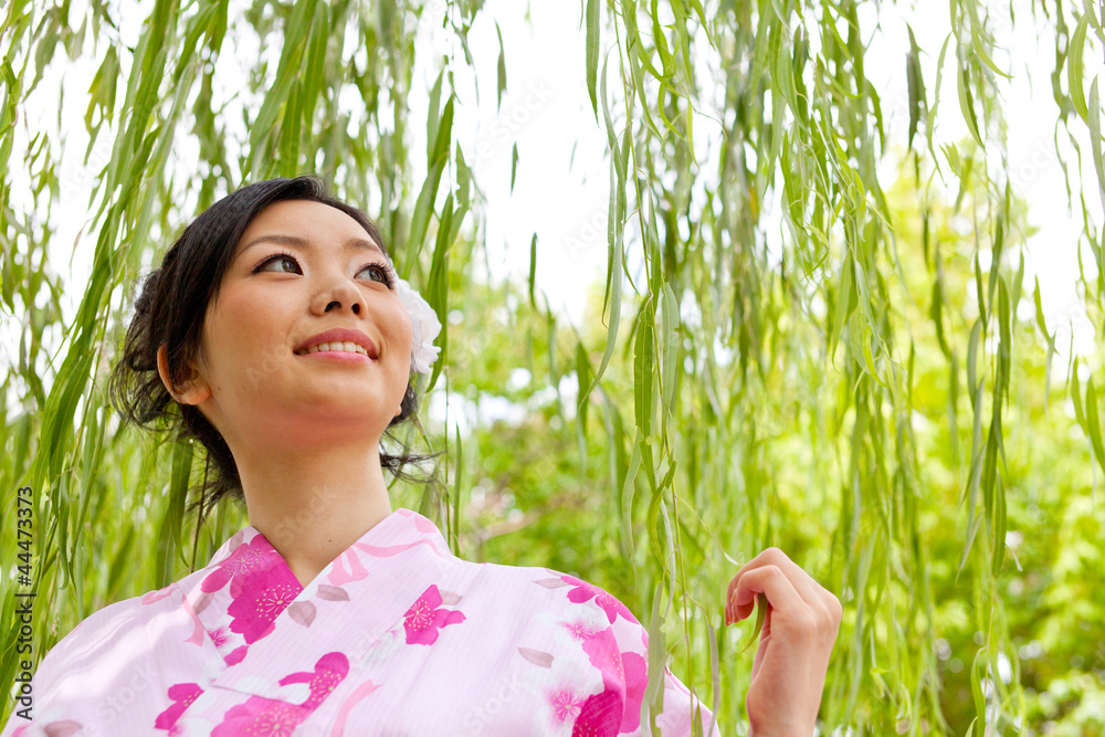 站在树下的日本和服女人