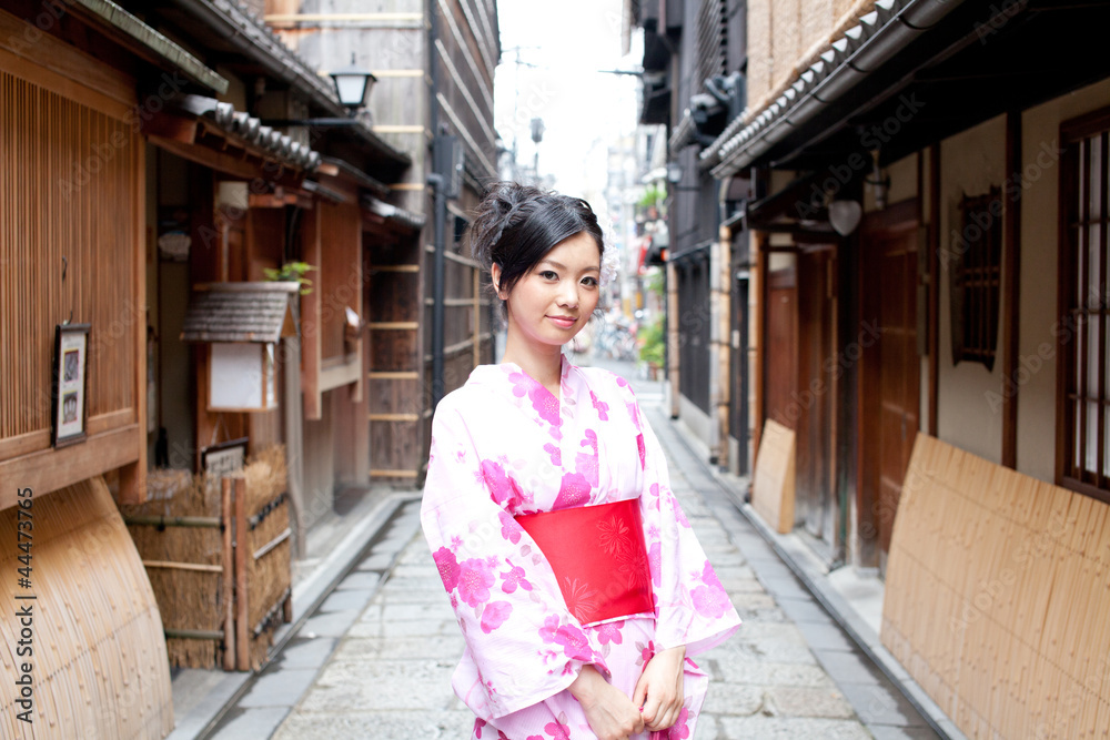 走在街上的日本和服女人