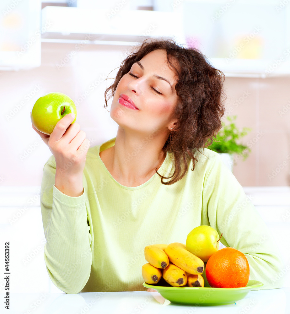 饮食理念。健康食品。年轻女性吃新鲜水果