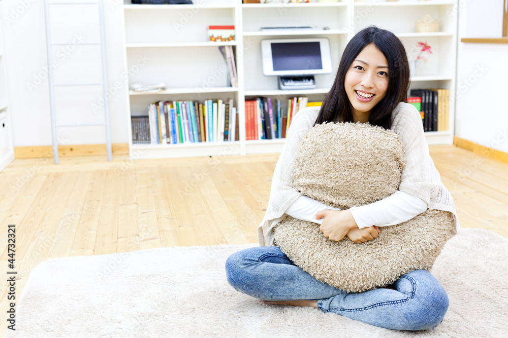 一个年轻的亚洲女人在房间里放松