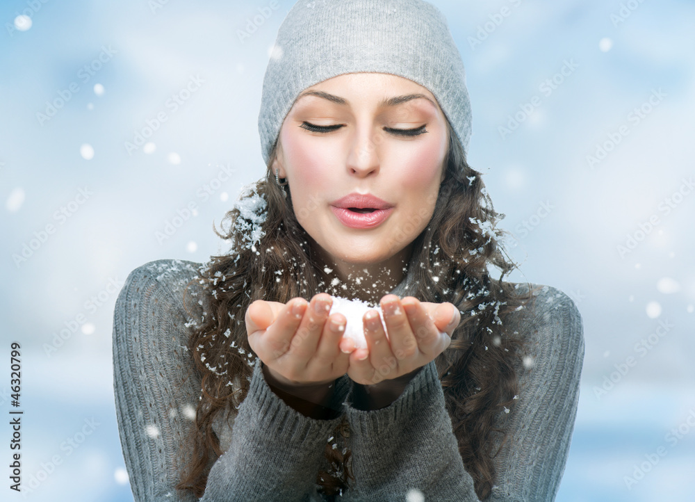 圣诞女孩。冬天吹雪的女人