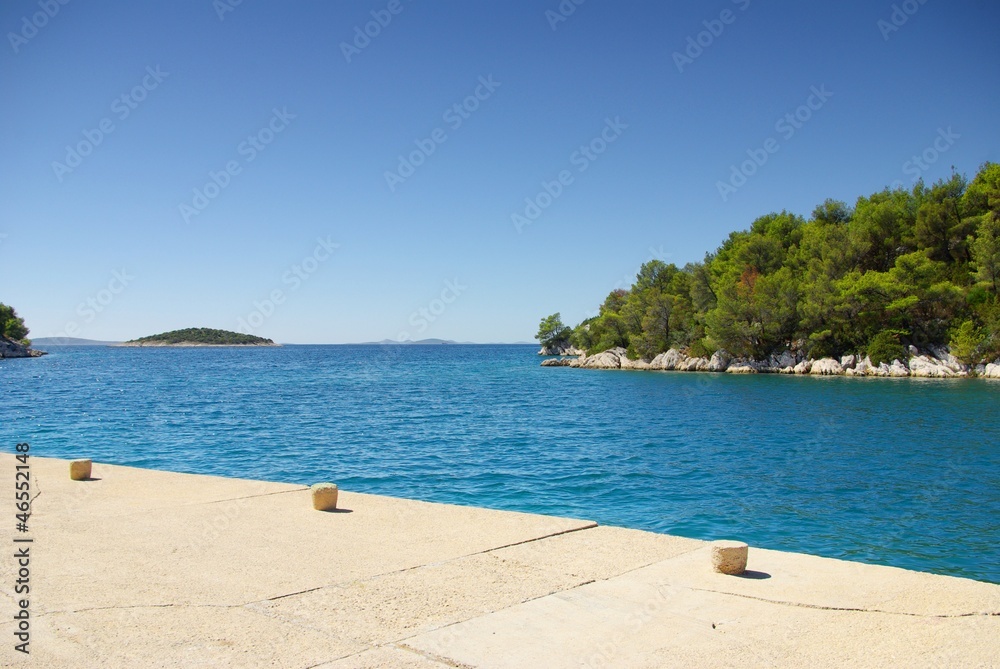 美丽的海湾，享有海滩和海景，克罗地亚