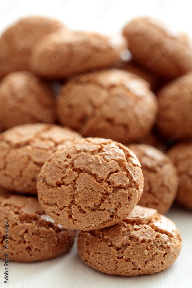 amaretti biscotti su sfondo bianco