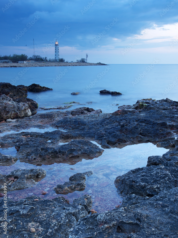 日落时明亮的海景。自然景观