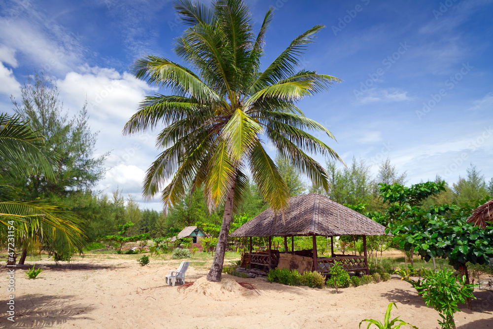 泰国海滩上的热带小屋