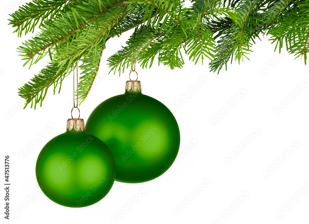 Zwei grüne Christbaumkugeln hängen am Tannenzweig