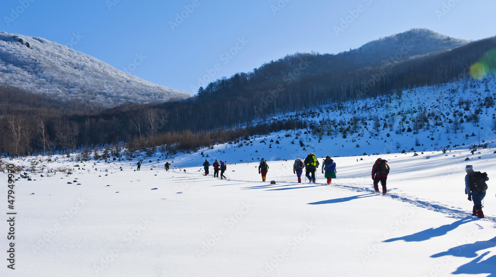 探险的人在雪山上