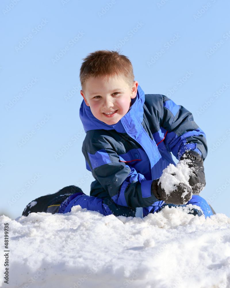 玩雪的男孩