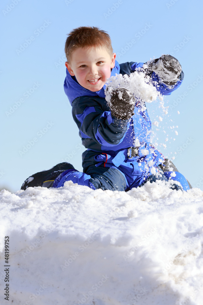 玩雪的男孩