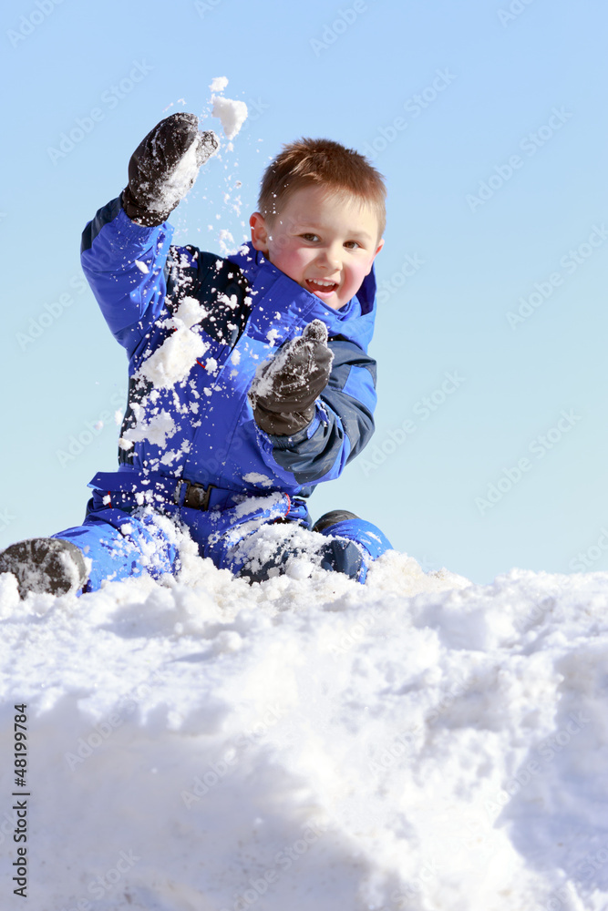 玩雪的男孩