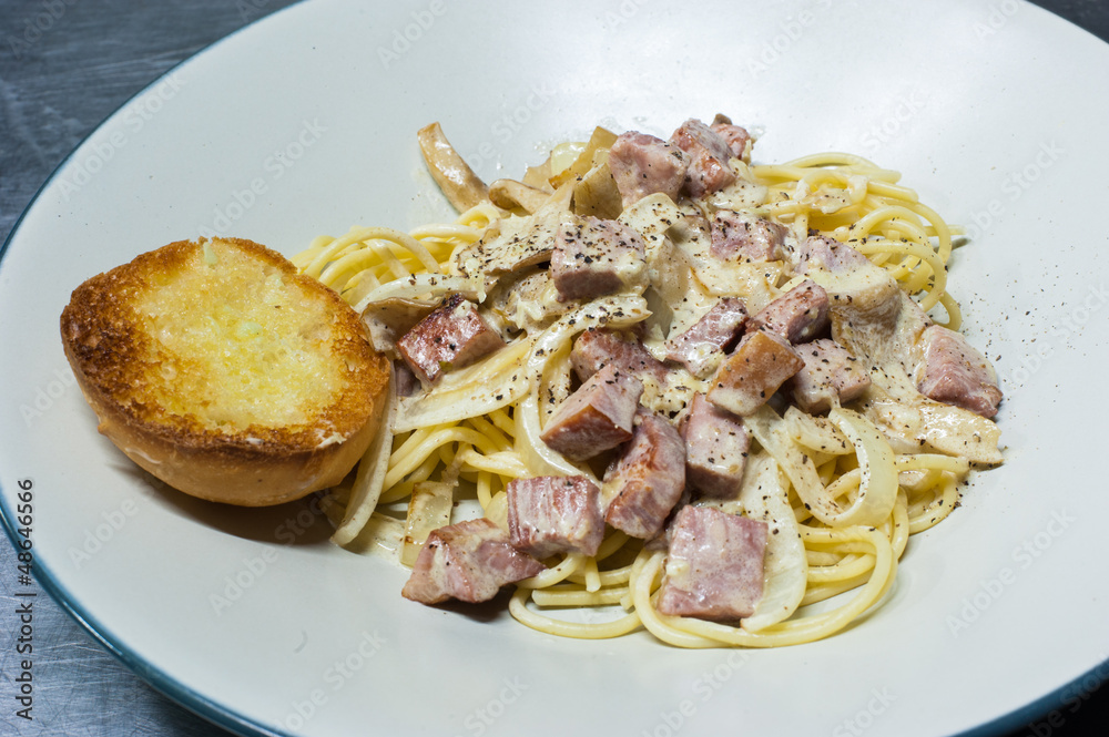 Spaghetti white sauce with ham and garlic bread