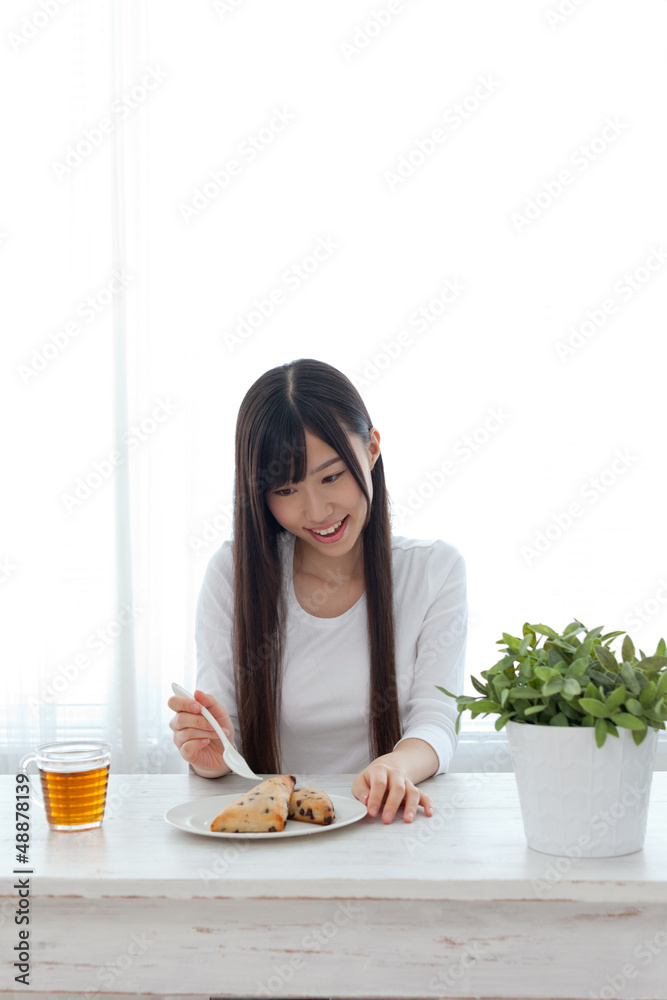 吃甜食的迷人亚洲女人