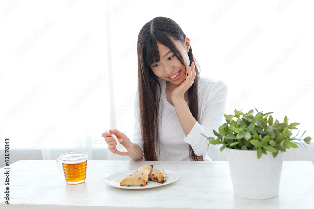 吃甜食的迷人亚洲女人