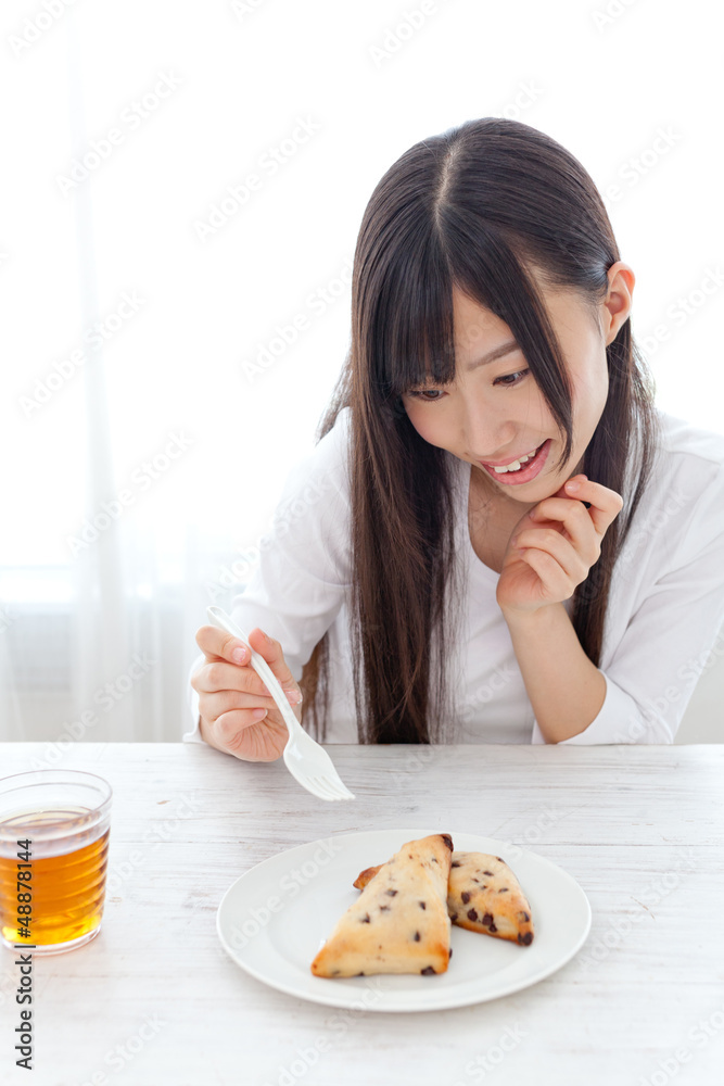 吃甜食的迷人亚洲女人