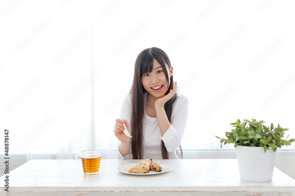 吃甜食的魅力亚洲女人