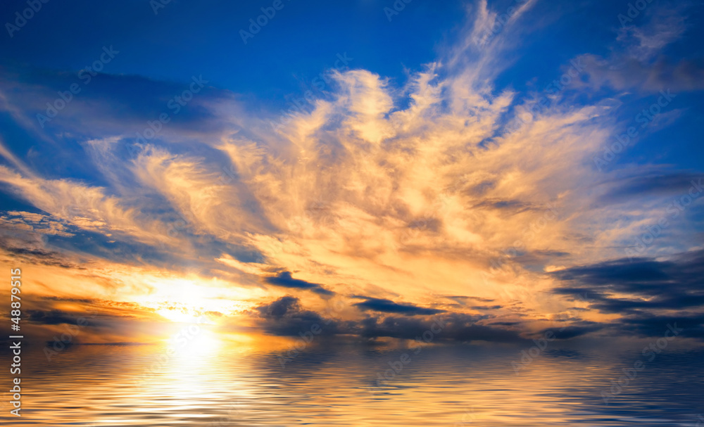 Spektakulärer Sonnenuntergang am Meer