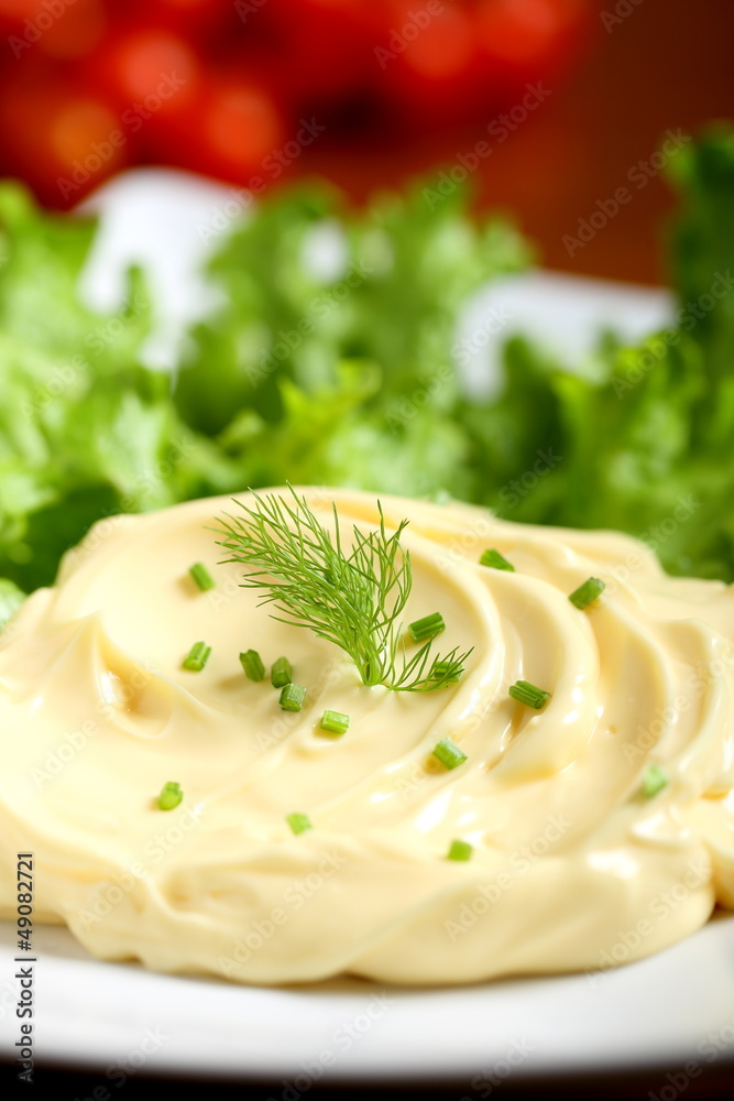 maionese su piatto con insalata verde