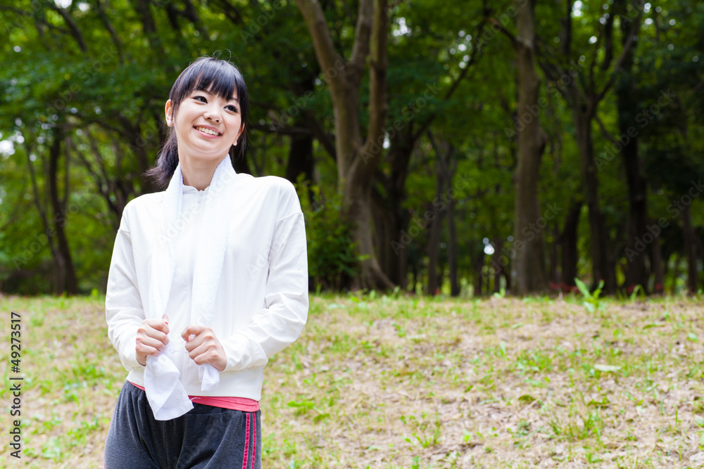 迷人的亚洲女人在公园放松