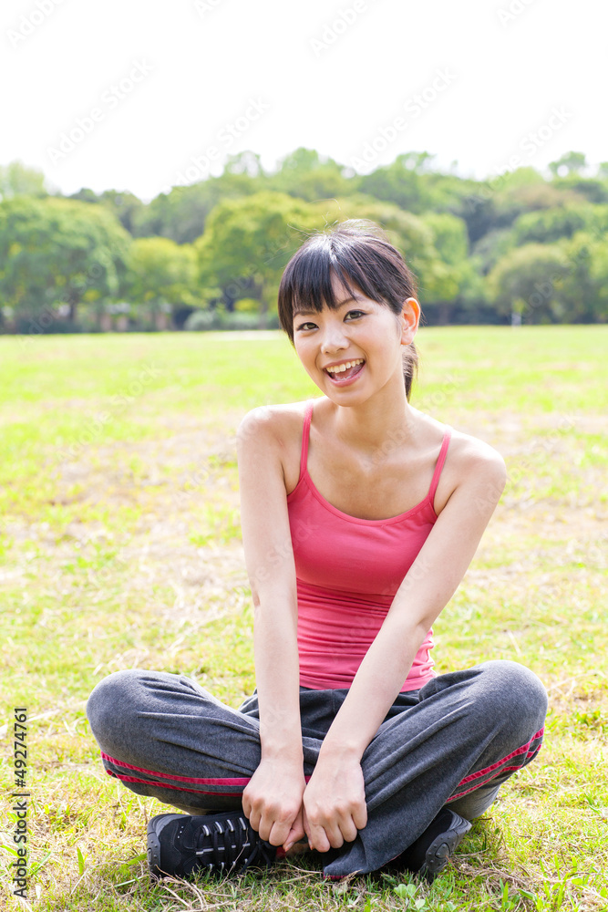 迷人的亚洲女人在公园放松