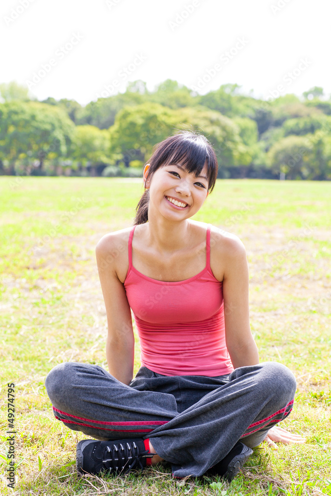 迷人的亚洲女人在公园放松