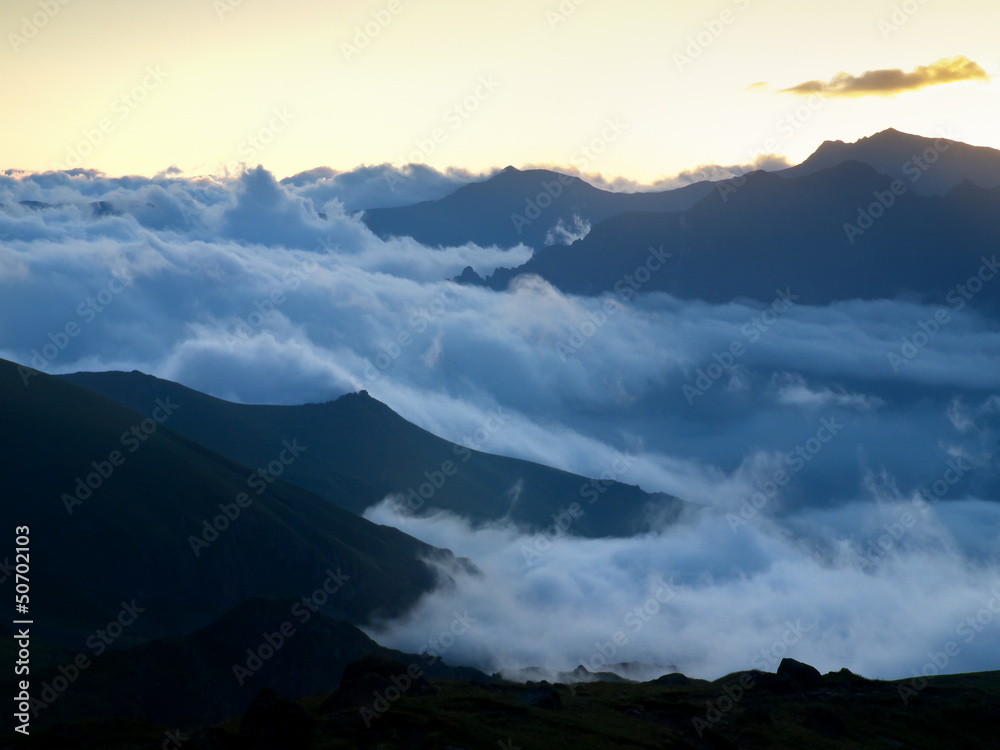 云雾缭绕，山清水秀