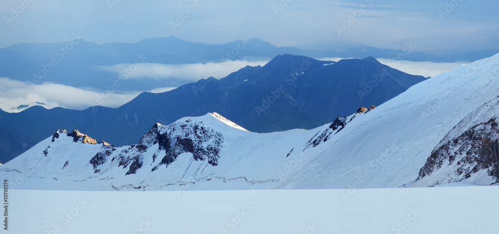 雪山和云朵。美丽的风景