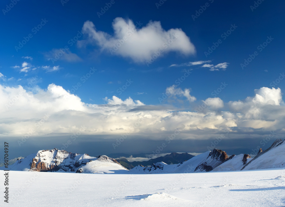 雪山和云朵。美丽的风景