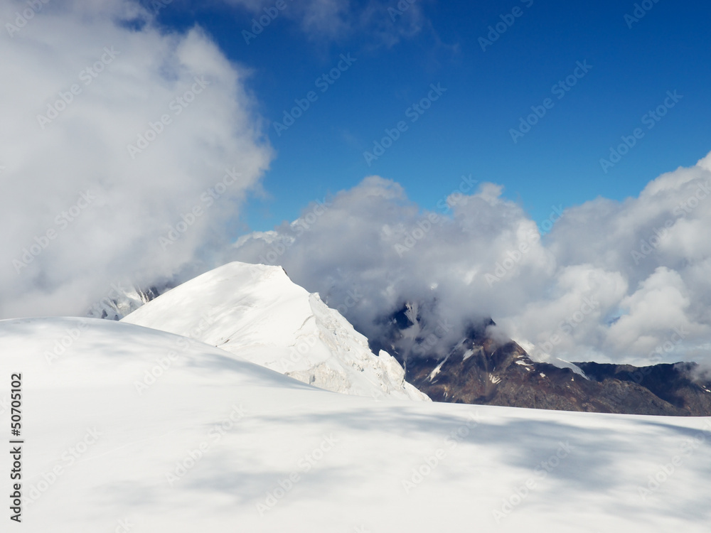 雪山和云朵。美丽的风景