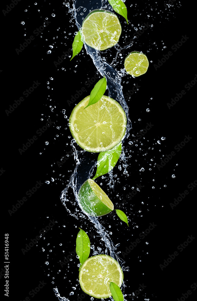 Limes in water splash，isolated on black background（飞溅水中的Limes，在黑色背景下隔离）