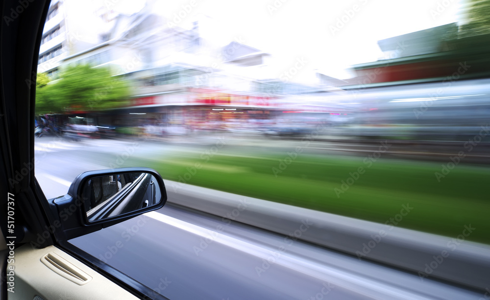 道路上的汽车带有运动模糊背景。