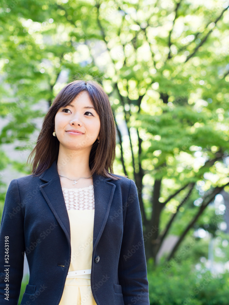 公园里美丽的亚洲女商人