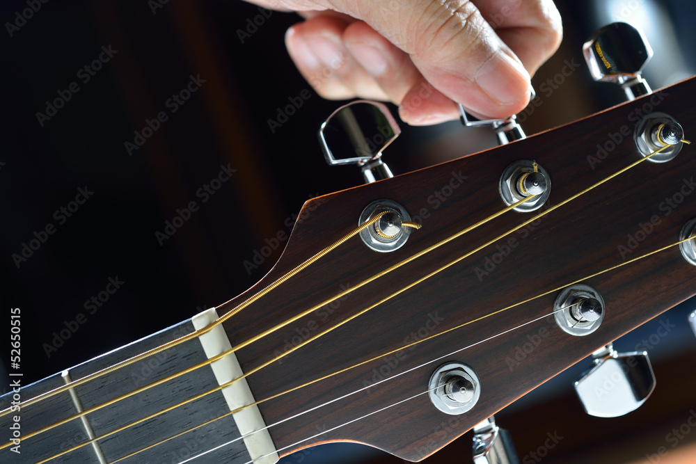 Hand tuning a guitar from headstock