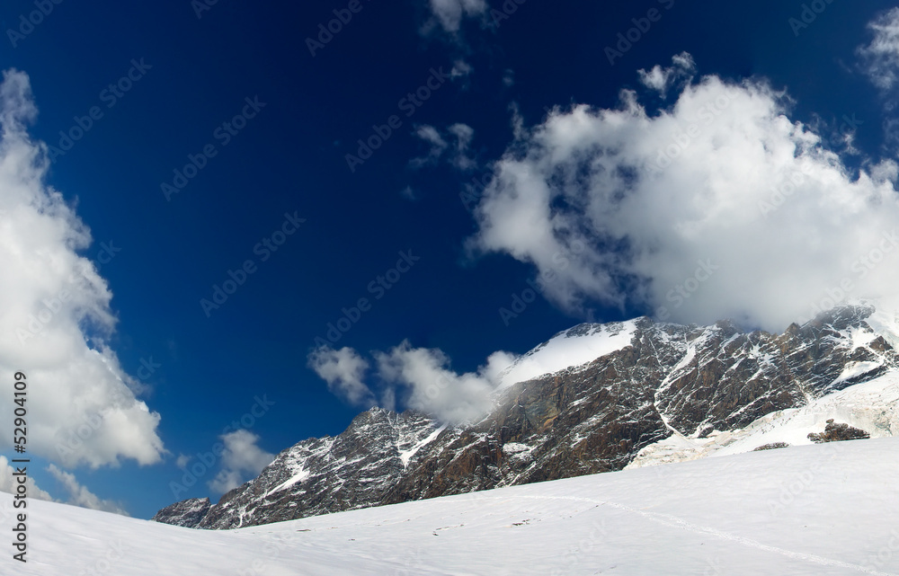 冬季的山区。美丽的风景