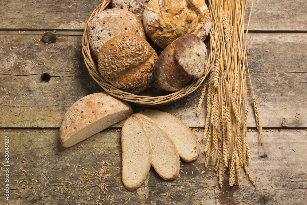 Brotkorb mit verschiedenen Backwren（背部骨折）