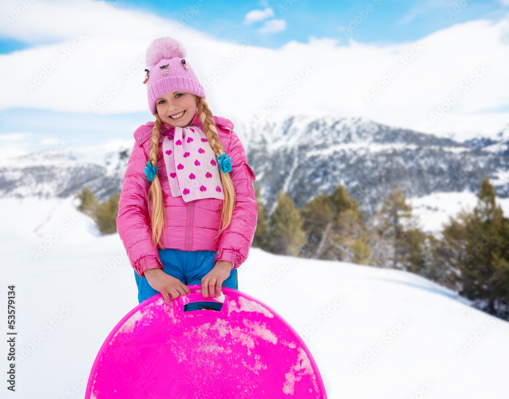 快乐的粉红色女孩和雪橇