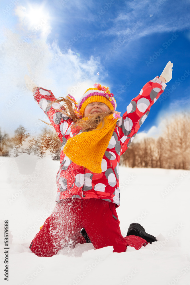 小女孩扔雪