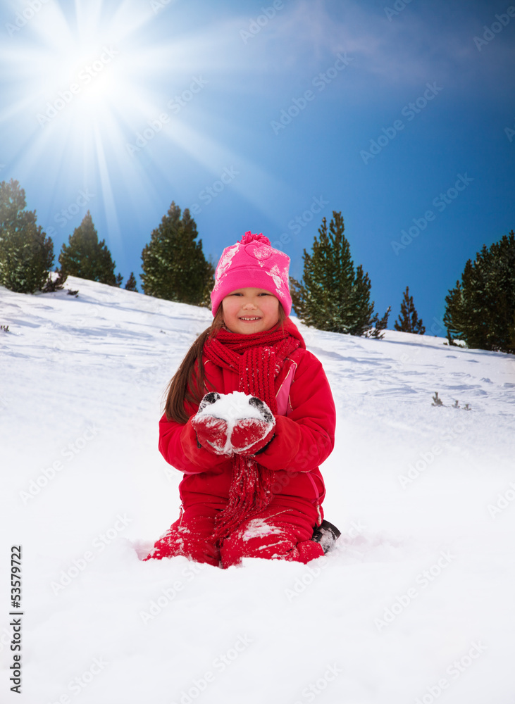 女孩玩雪很开心