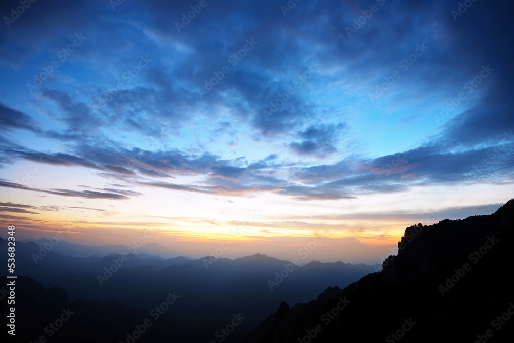 黄昏日落与群山