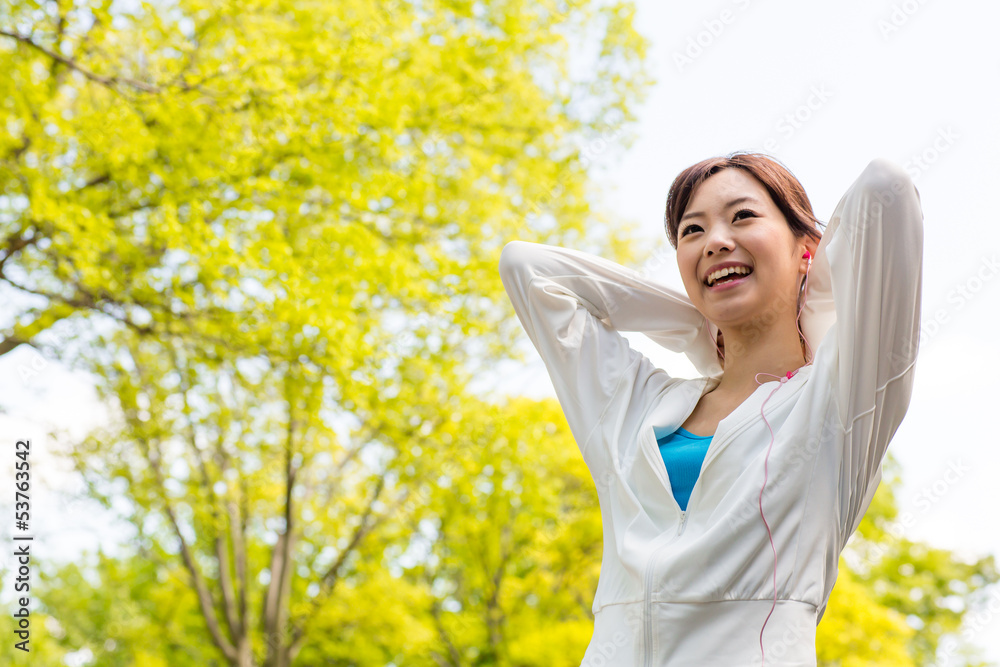 年轻的亚洲女人在公园里放松