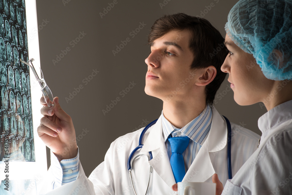 medical colleagues confer near the x-ray image