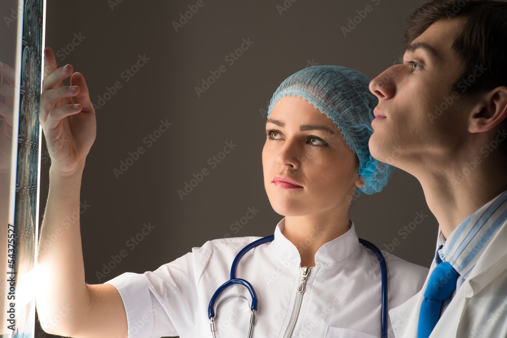 medical colleagues confer near the x-ray image