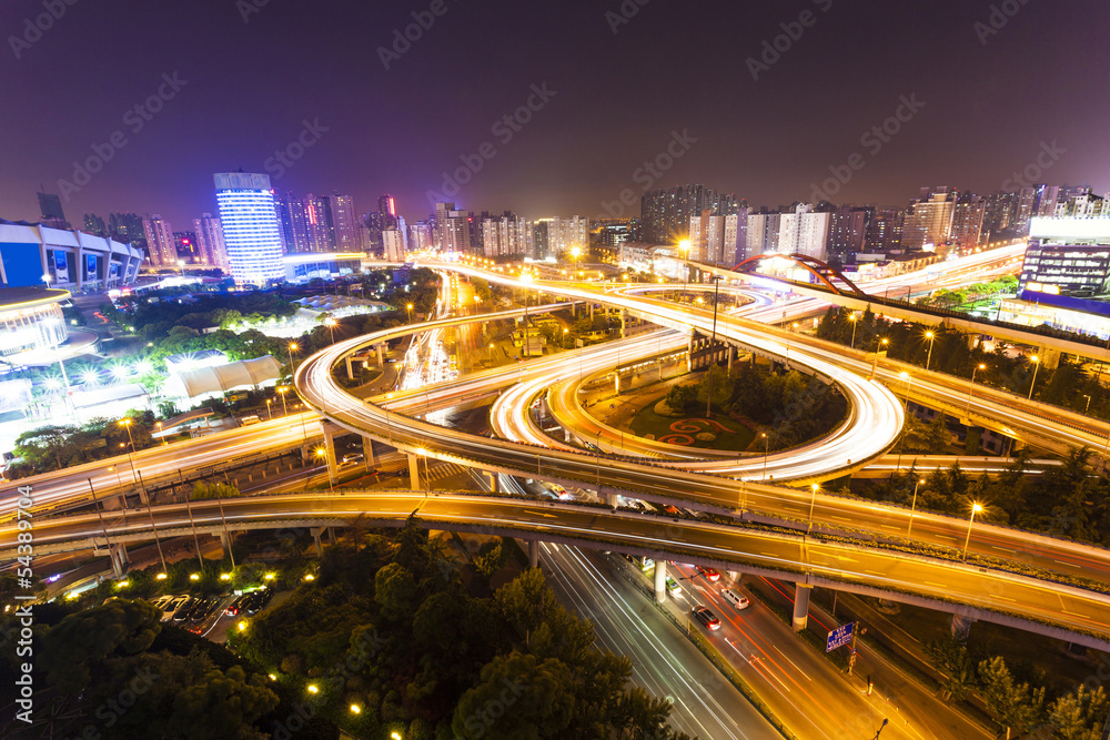 夜间活动灯天桥