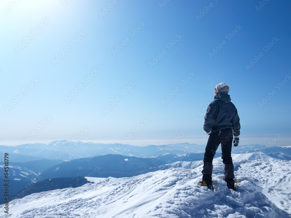 登上顶峰的登山者。运动与积极生活