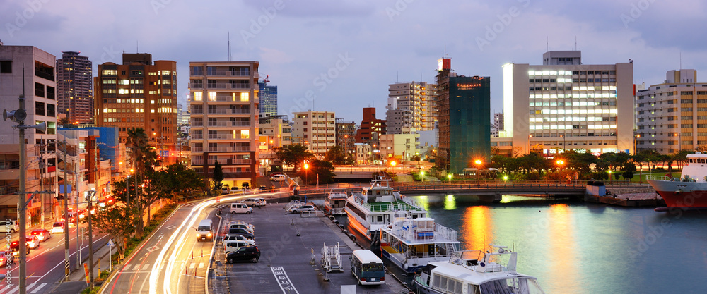 日本冲绳那霸托马里港的城市景观