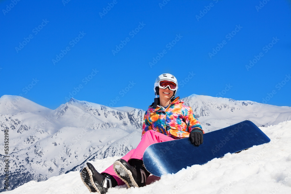 雪地冲浪者在雪地里休息