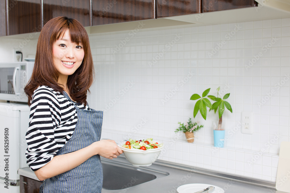 亚洲美女在厨房做饭