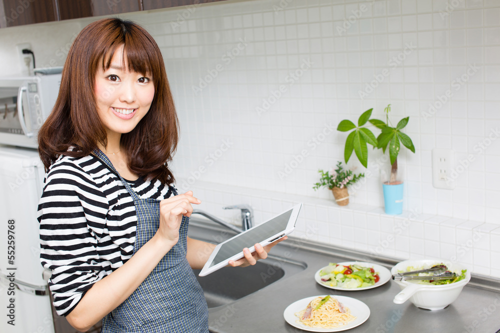 亚洲美女烹饪