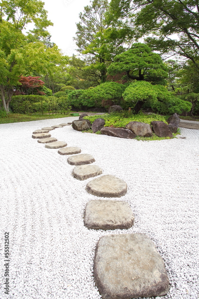 日本花园中的禅石小径