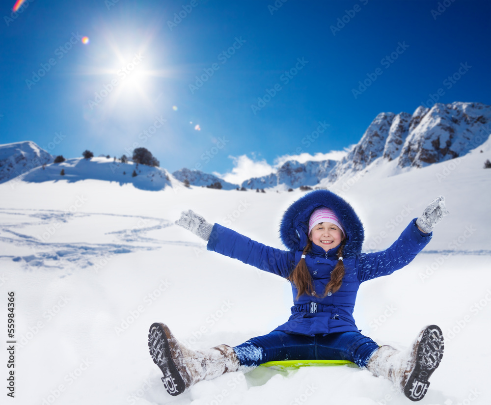 滑梯、雪橇和女孩在一起意味着快乐的孩子